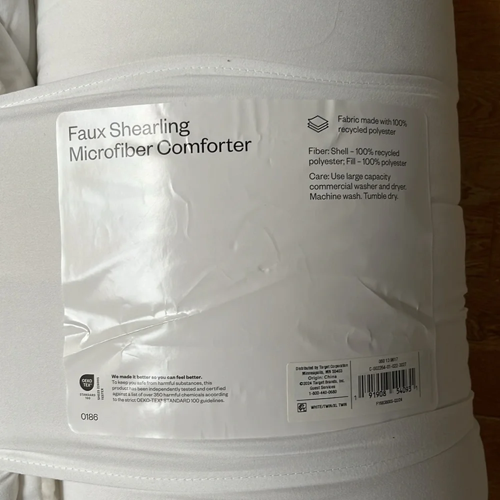 Room essentials 66 x 94 in reversible faux shearing microfiber comforter